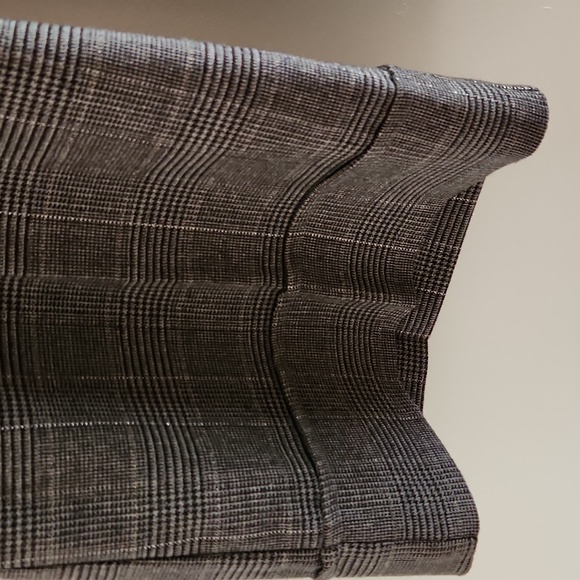 Strecht twill Capri pant fly front 2 side front slash pockets, clean back. - Picture 3 of 4